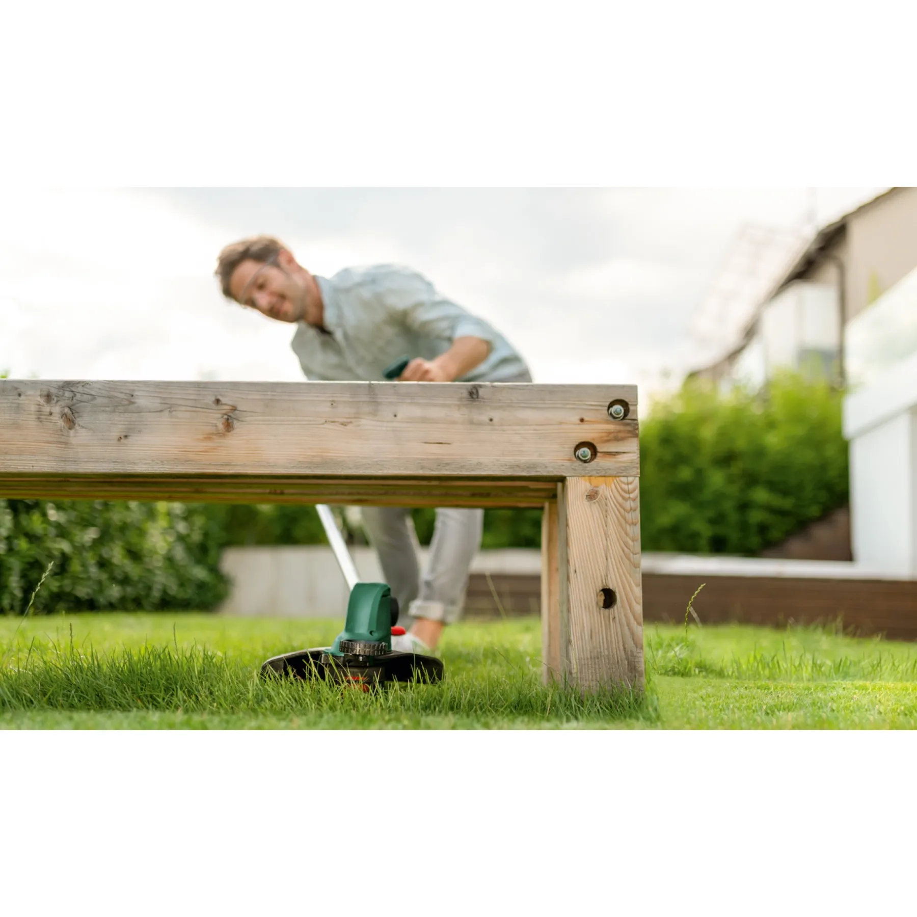 Sale Bosch UNIVERSALGRASSCUT 18V-26 GRÆSTRIMMER 26 CM 18,0 V MED BATTERI OG LADER
