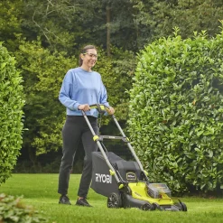 Outlet Ryobi PLÆNEKLIPPER AKKU 18V MED BATTERI OG LADER
